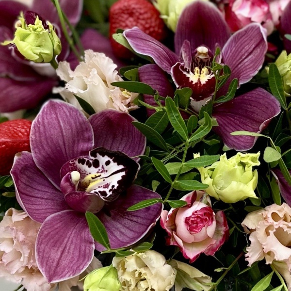 Цветы в корзине Сепия